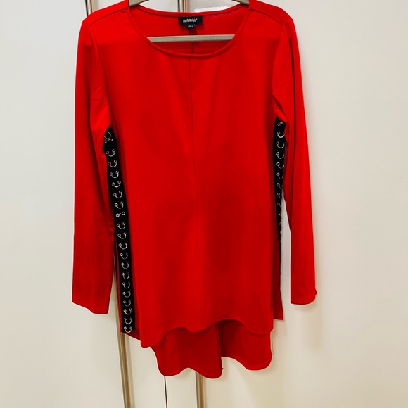 NWT Metrostyle Women's Knit Red Black Trim Asymmetric Tunic Top Size Medium - Picture 3 of 10